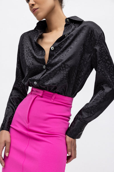 La Katz Silk Shirt in Black from Satin Silk with a jacquard-woven leopard print pattern. Made from organic silk.