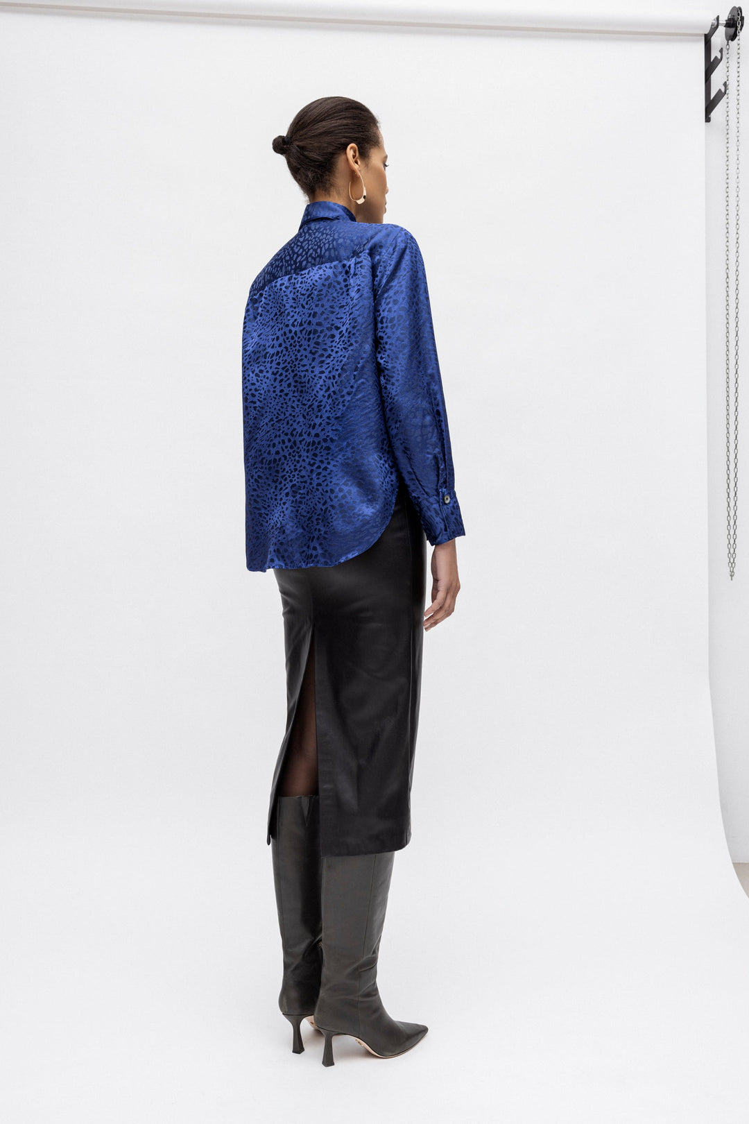 bluelea 肌寒 ブルレアSilky jacquard blouse / NAVY