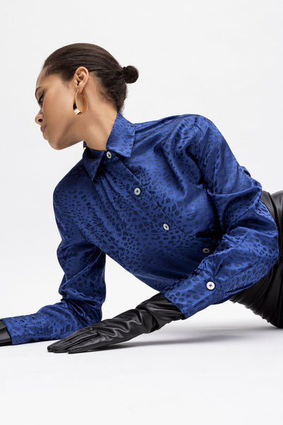 La Katz Silk Shirt in Blue from Satin Silk with a jacquard-woven leopard print pattern. Made from organic silk.